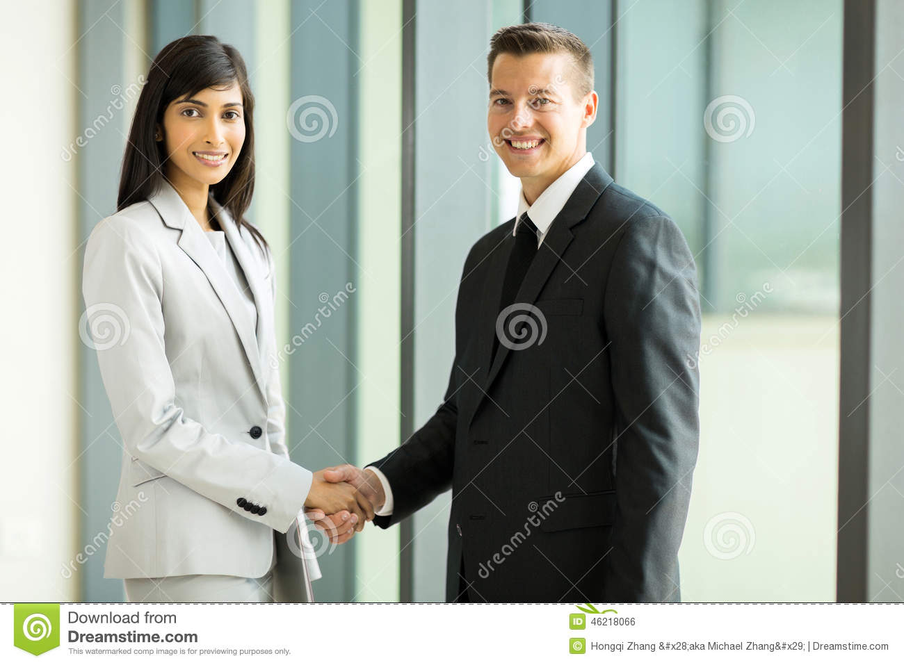 必一:吴克群被混血女模饿虎扑羊 新碟7月28日推出(图1) b体育